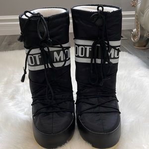 Never worn moon boot size 7/8 with original tags and bag